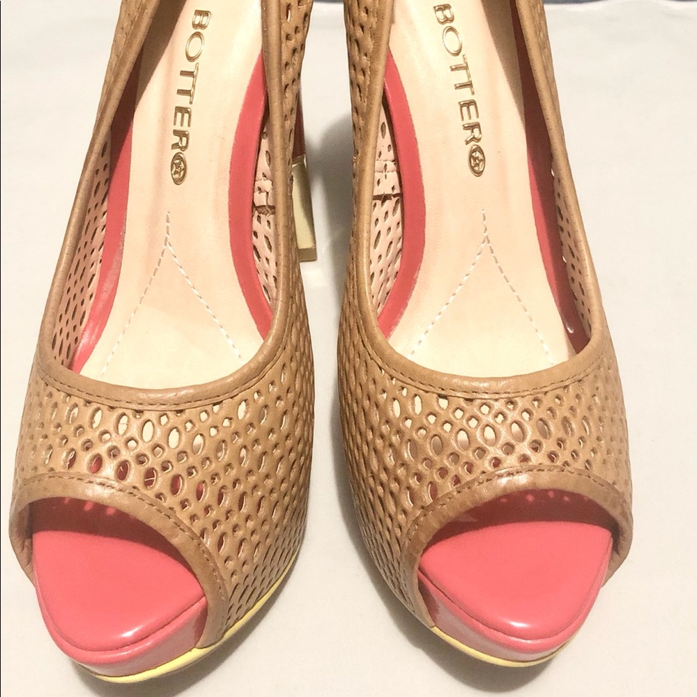 Multi colored leather pump